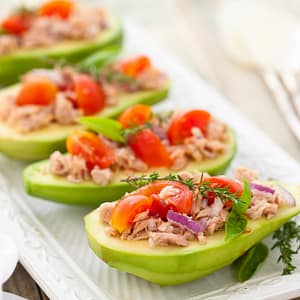 Vorschaubild Thunfisch-Tomaten-Salat in der Avocado