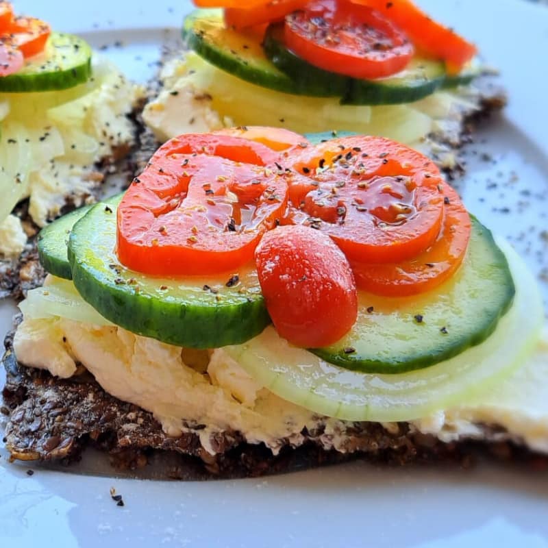 Knäckespion 4 Frischkäse Tomate Gurke Zwiebel
