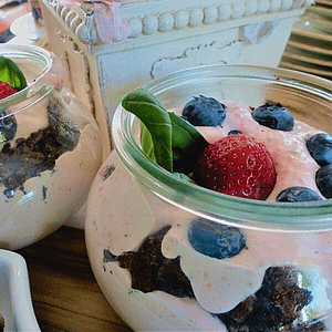 Vorschaubild Joghurt mit Schokocrunch und Beeren im Glas angerichtet