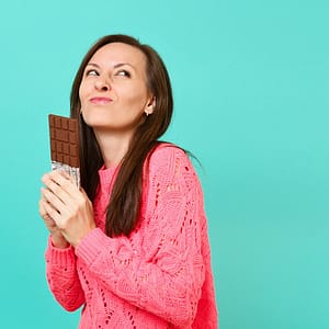 Ausnahme Frau mit Tafel Schokolade in der Hand