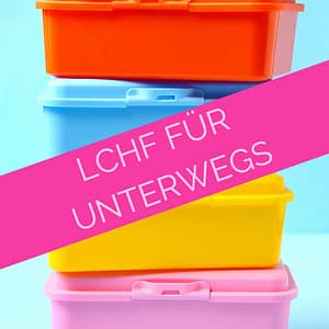Beitrag LCHF FÜR UNTERWEGS bunte gestapelte Lunchboxen