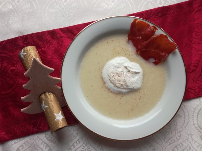Kohlrabi-Schaum-Süppchen mit Serranochips