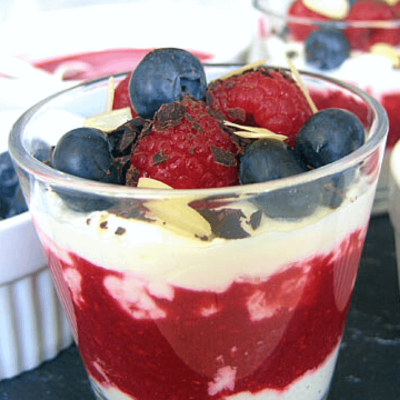 vegetarisches LCHF-Menü Vorschaubild Mascarpone-Beeren-Schichtdessert Weihnachtliche LCHF-Tellerspione