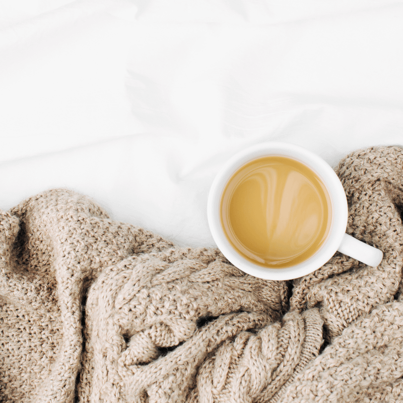 Gesunde Tage mit Gemütlichkeit und Kaffee auf dem Sofa