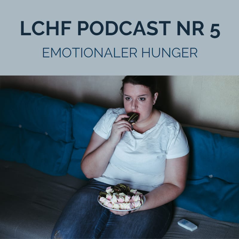 frau isst Süßes auf dem Sofa LCHF Podcast Nr 5 Emotionaler Hunger