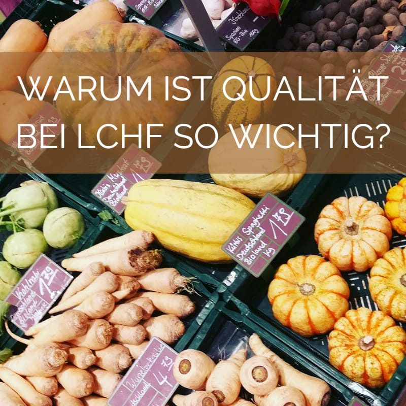 WARUM IST QUALITÄT BEI LCHF SO WICHTIG - Diverses Gemüse in Kisten im Bio-Supermarkt