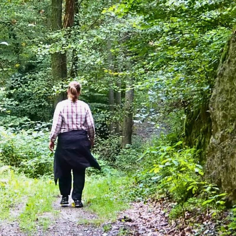 Annika trainiert Ausdauer im Wald