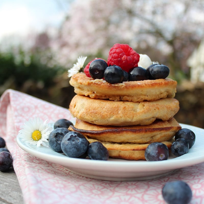 Pankcake Stapel mit Beeren und Sahne sind auch Leckeres zum Mitnehmen