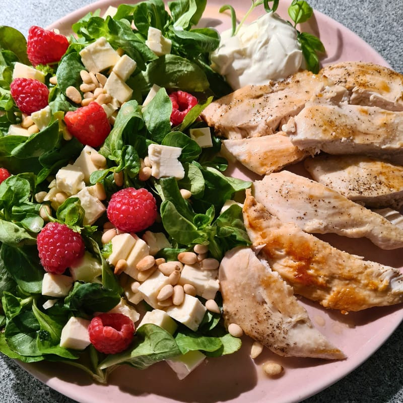 Sophia kocht 5 Salat mit Feta Himbeeren und Hähnchenbrust