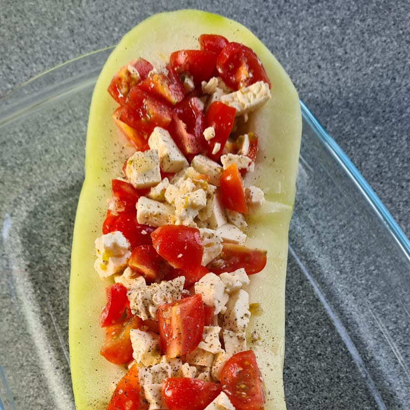 Sophia kocht 6 gefüllte Zucchini