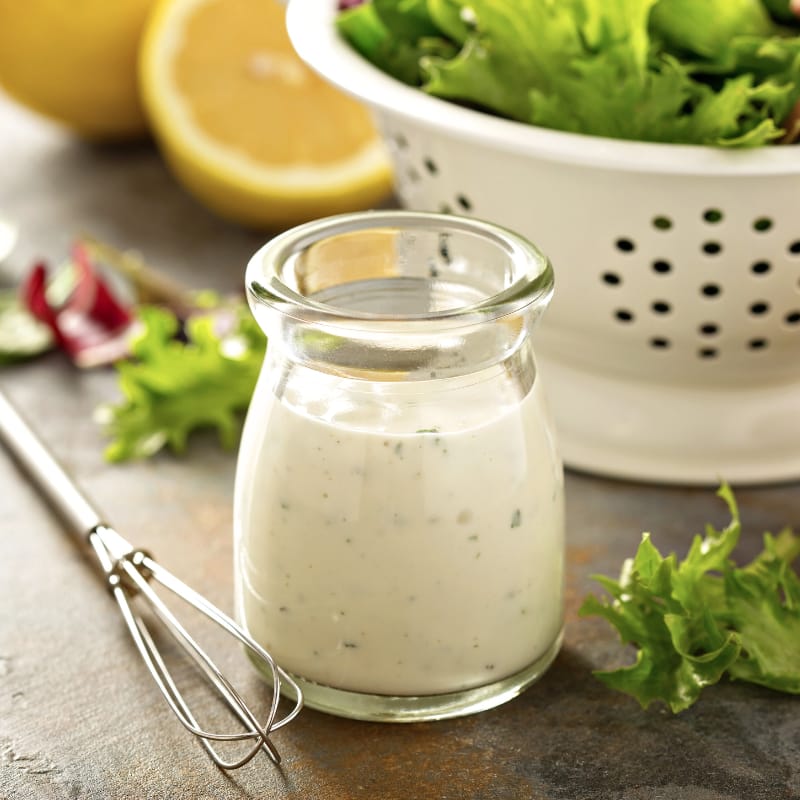 Ranch Dressing in kleinem Gläschen serviert