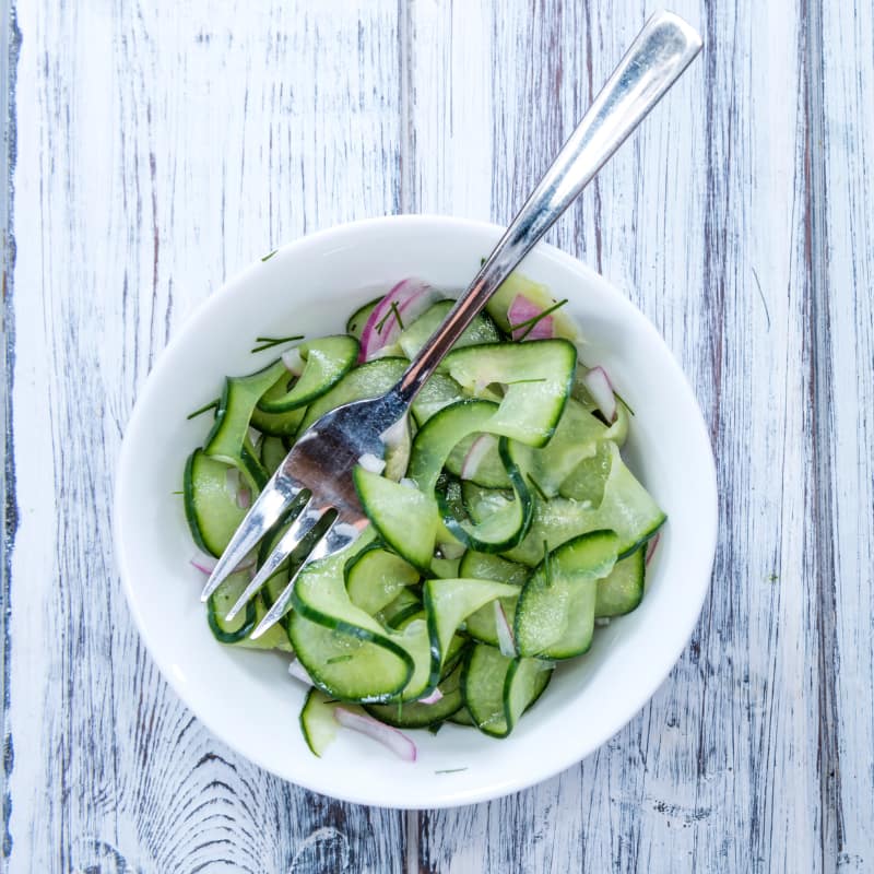 Schnöder Gurkensalat in weißer Porzellanschüssel