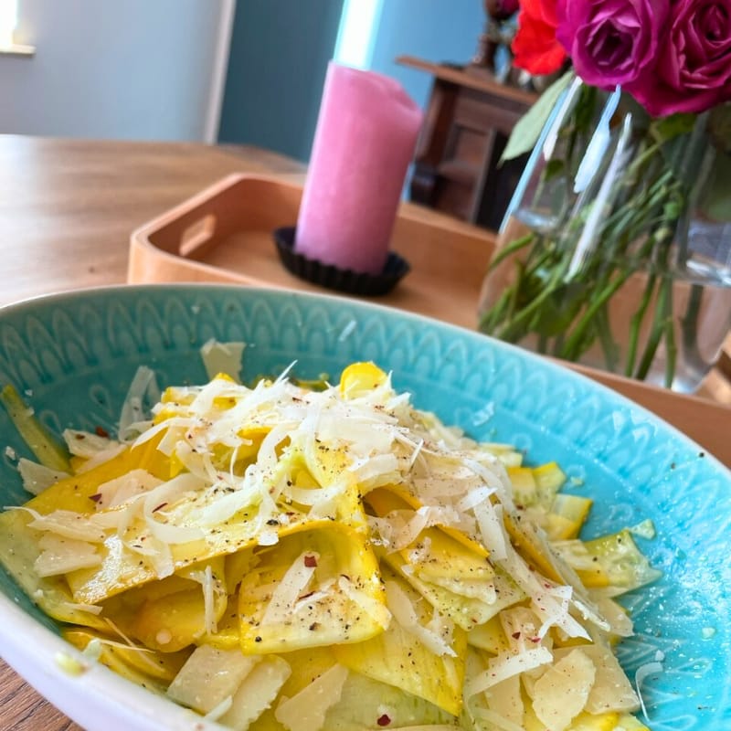 Foto von zitroniger Zucchinisalat