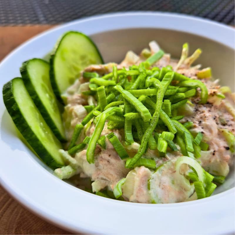 Thunfischcreme in weißer Schüssel